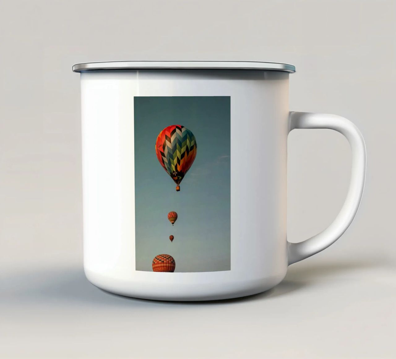 Pallone d'aria tazza in smalto da Chaya Wilkinson