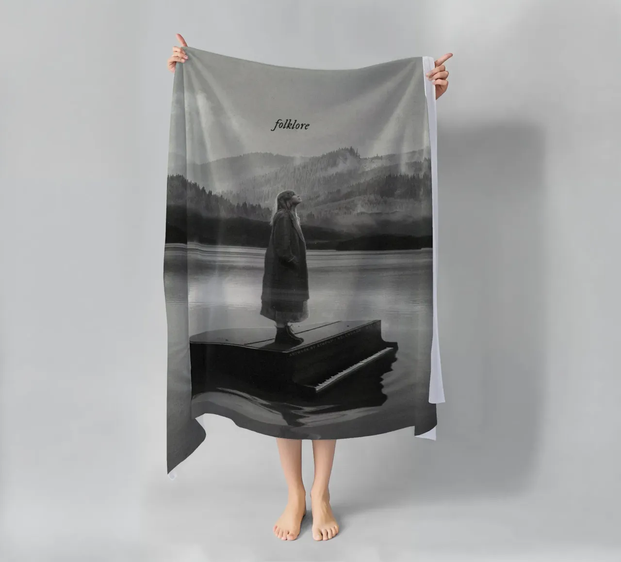 Folklore Bw Swift Strandtuch von AARON