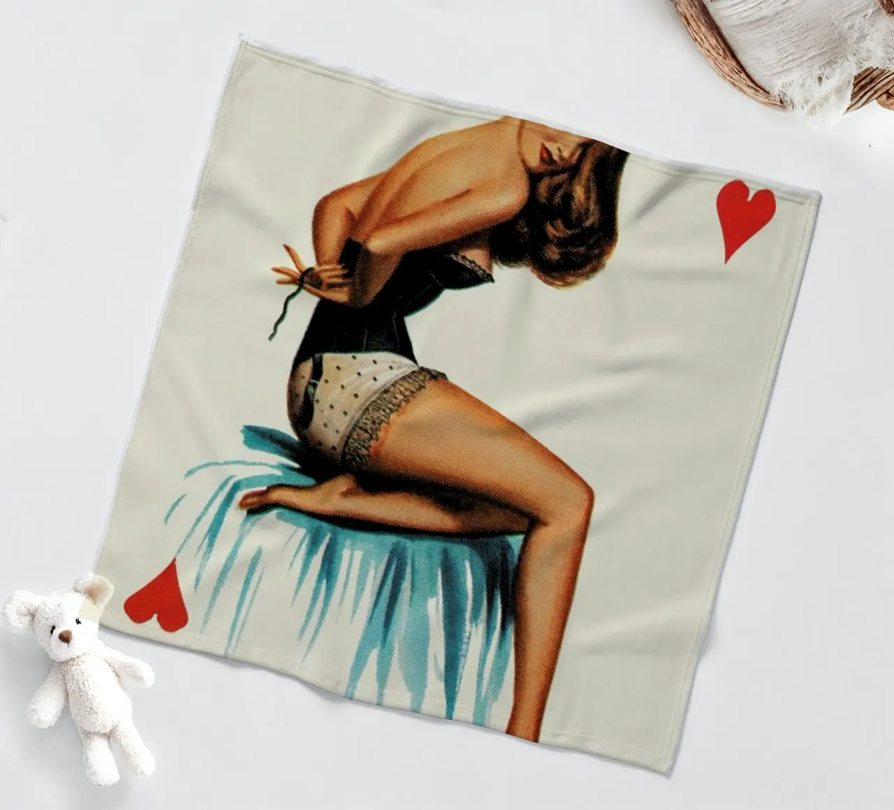 Just three buttons to go coperta in pile da Hemingway Design