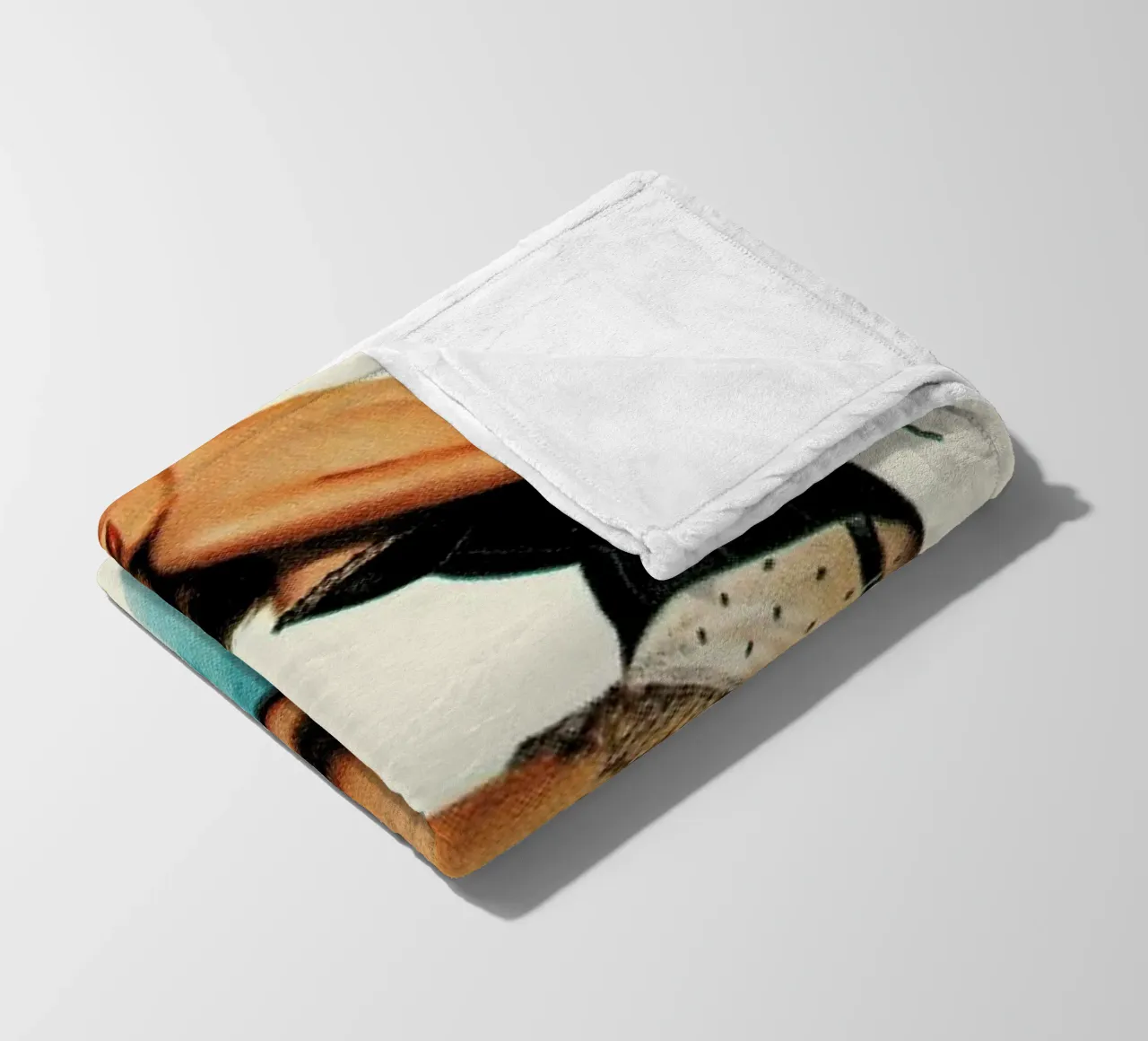 Just three buttons to go coperta in pile da Hemingway Design