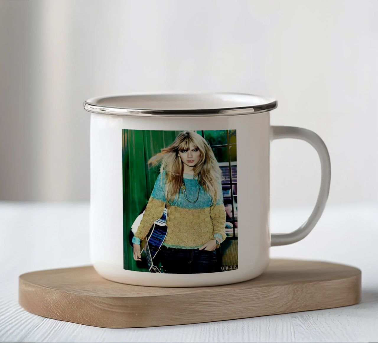 La chitarra Vogue Swift tazza in smalto da AARON