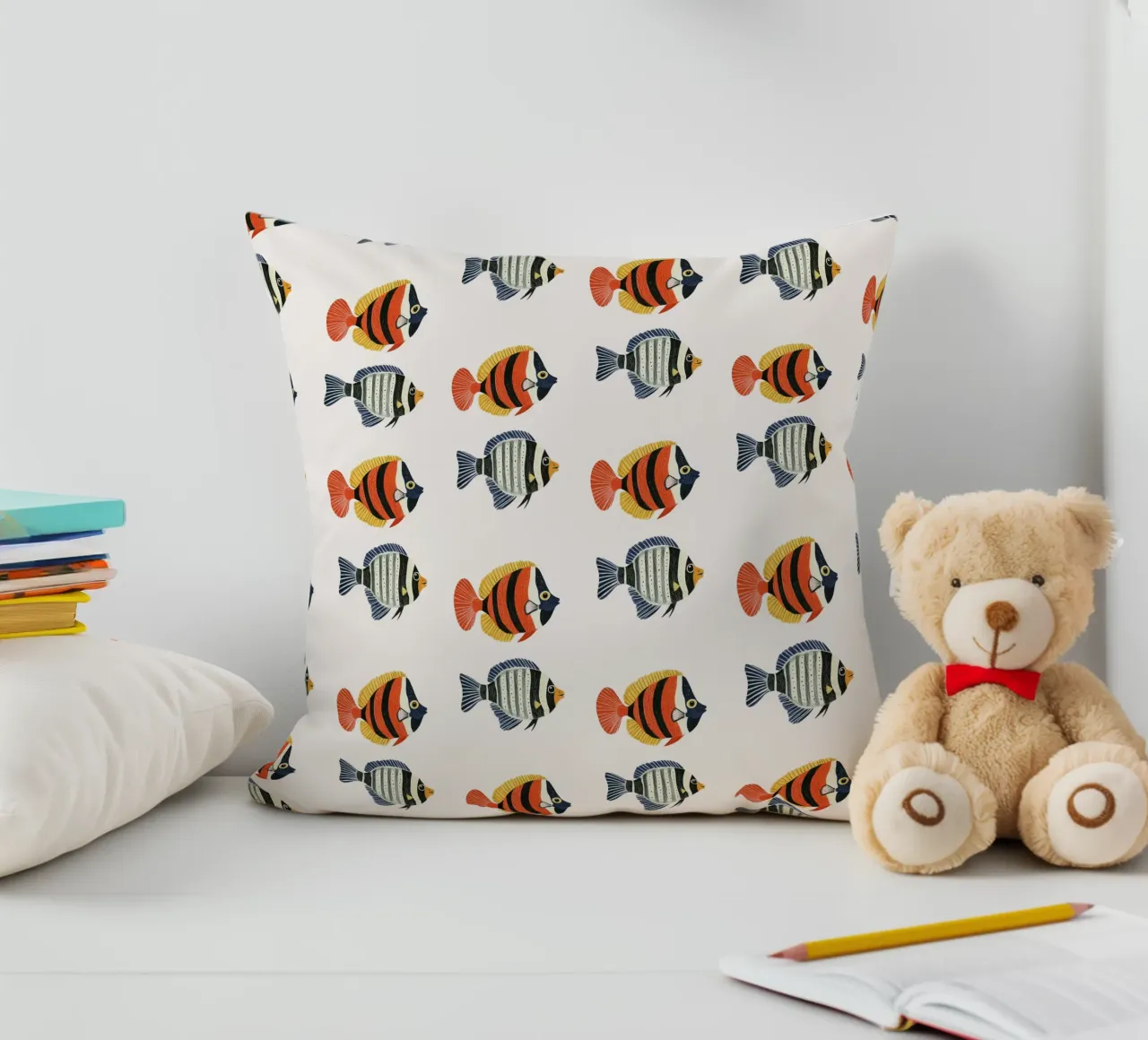 Due pesci a strisce cuscino da Curious Canvas