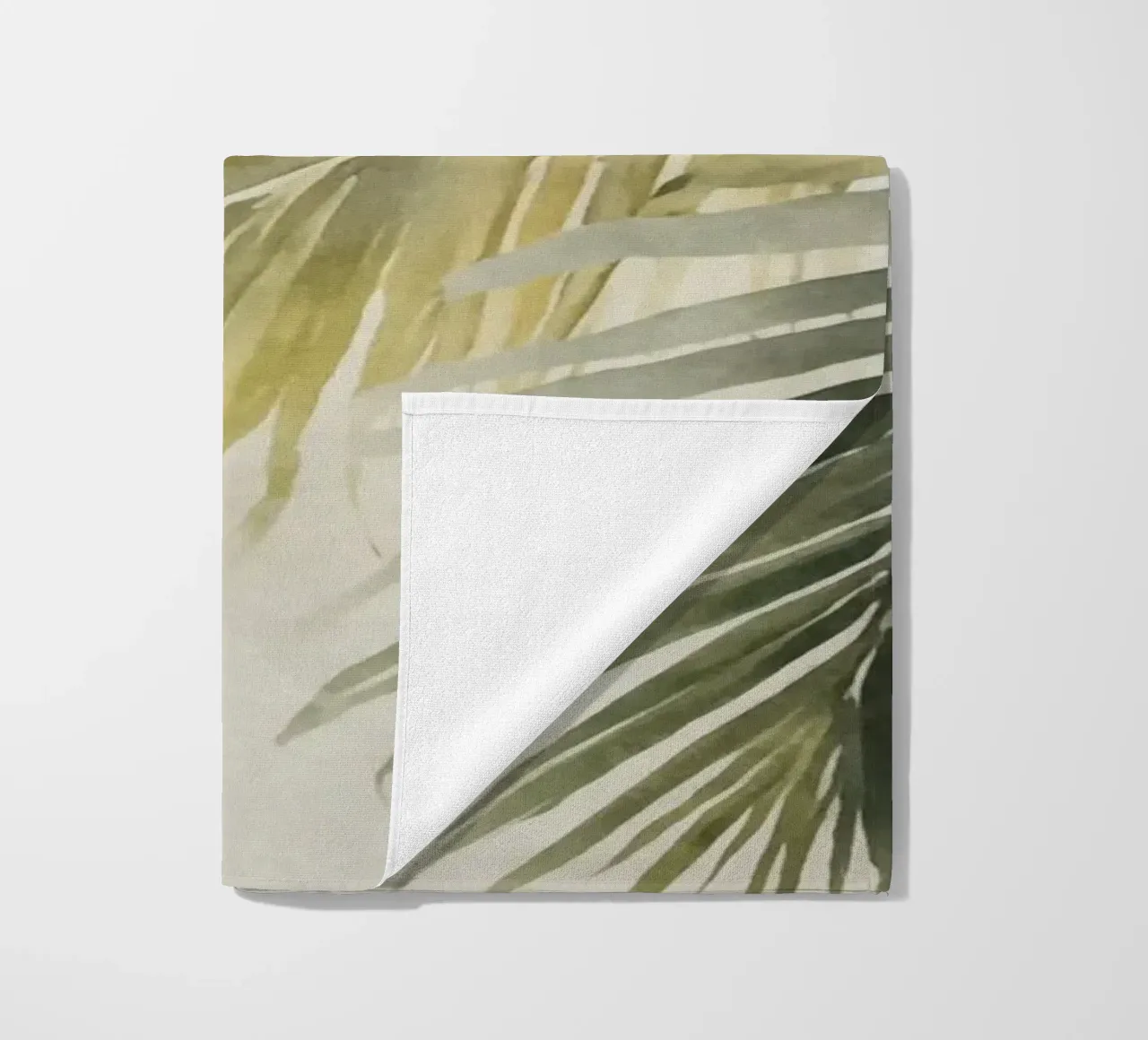 Foglie di palma dell'isola tropicale verde intenso telo mare da Andrea Haase Modern Home