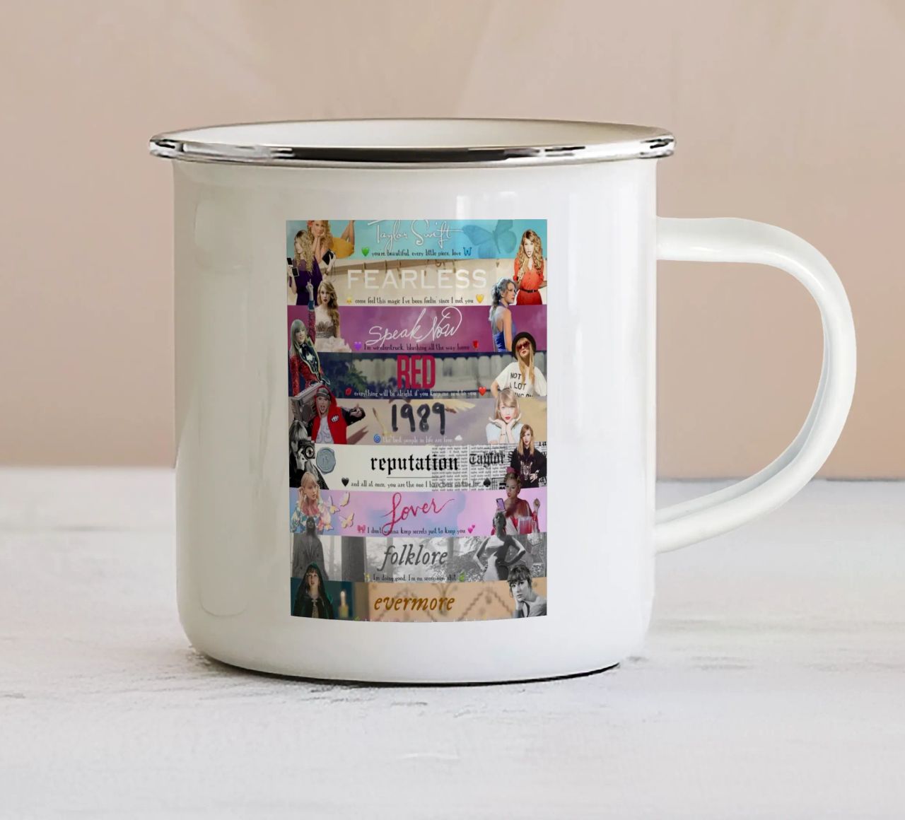 Das Collage Album Swift Emaille Tasse von AARON