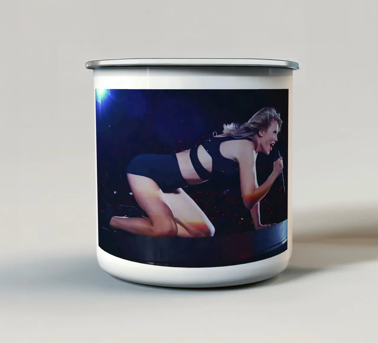 Singen im Konzert Swift Emaille Tasse von AARON