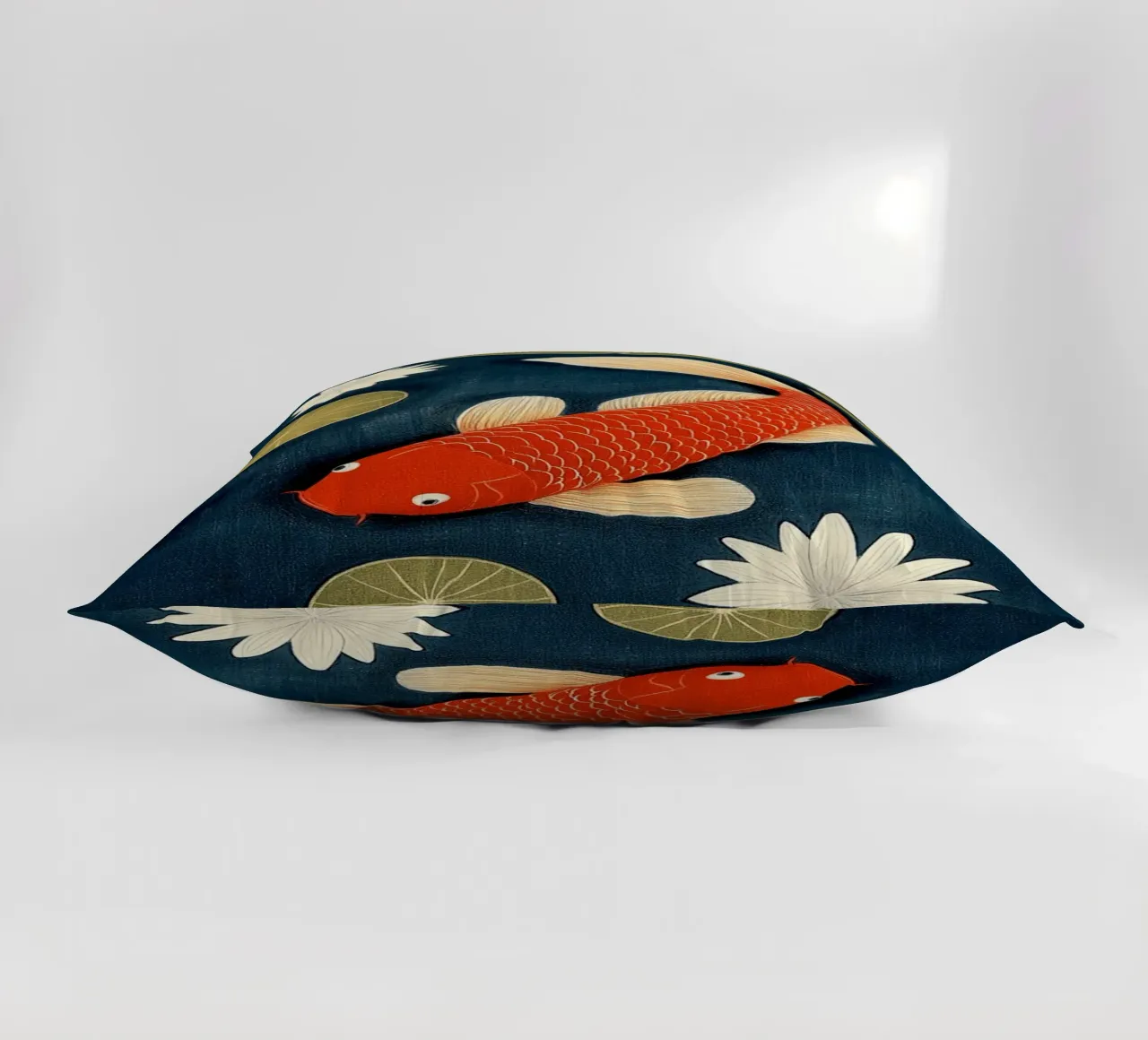 Koi tra le ninfee cuscino da Curious Canvas