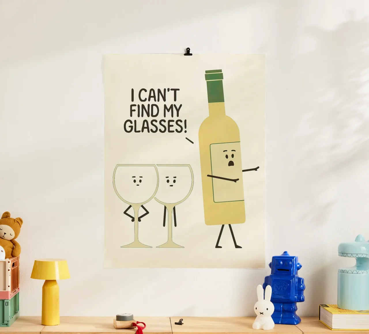 Personaggio umoristico dei cartoni animati con bicchieri e bottiglie di vino poster con telaio in alluminio da 🥝 KIWI STORE