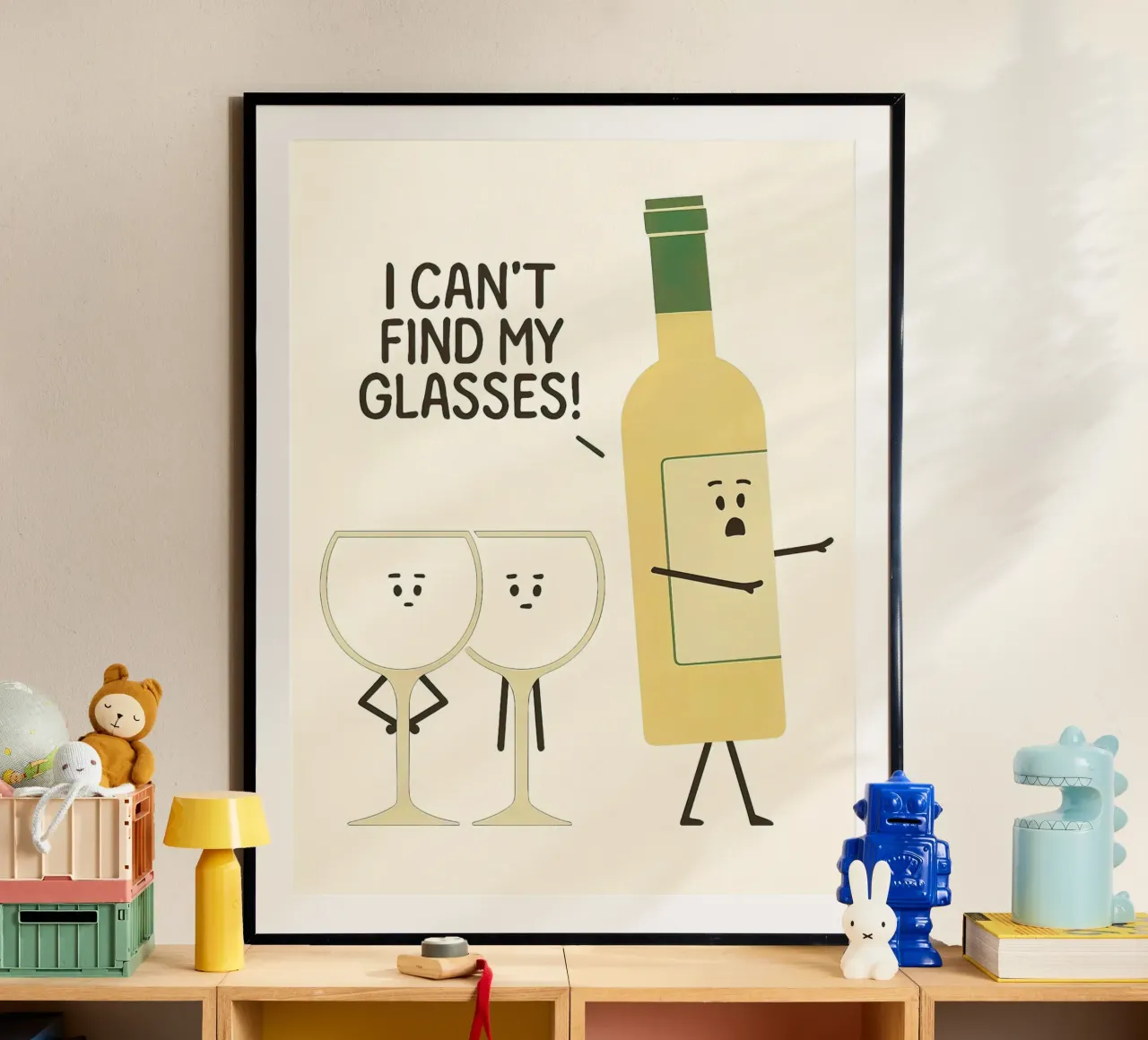 Personaggio umoristico dei cartoni animati con bicchieri e bottiglie di vino poster con telaio in alluminio da 🥝 KIWI STORE