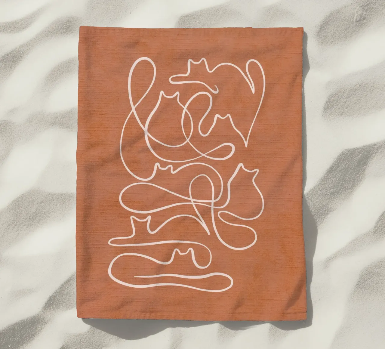 Gatto elegante di Boho - Rosa polveroso su terracotta telo mare da Dominique Vari