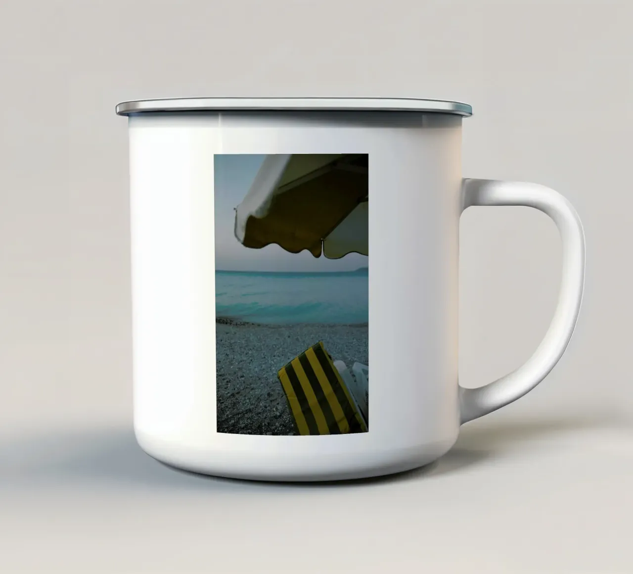 Beach Melancholie tazza in smalto da Chris Abatzis