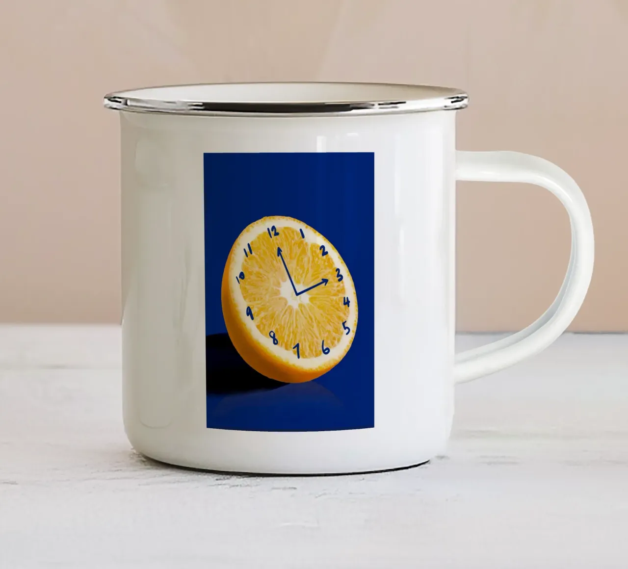 Orologio arancione tazza in smalto da Little Dean