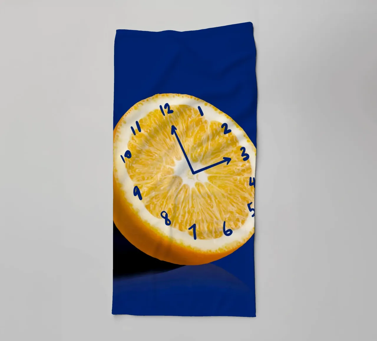 Orangefarbene Uhr Handtuch von Little Dean