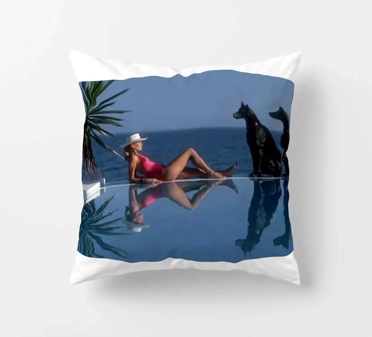 Slim Aarons - Bikini a bordo piscina e due cani neri cuscino da The Poster UK