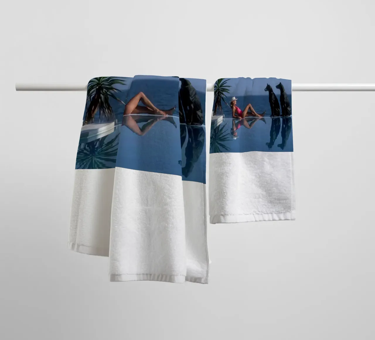 Slim Aarons - Bikini am Pool und zwei schwarze Hunde Handtuch von The Poster UK