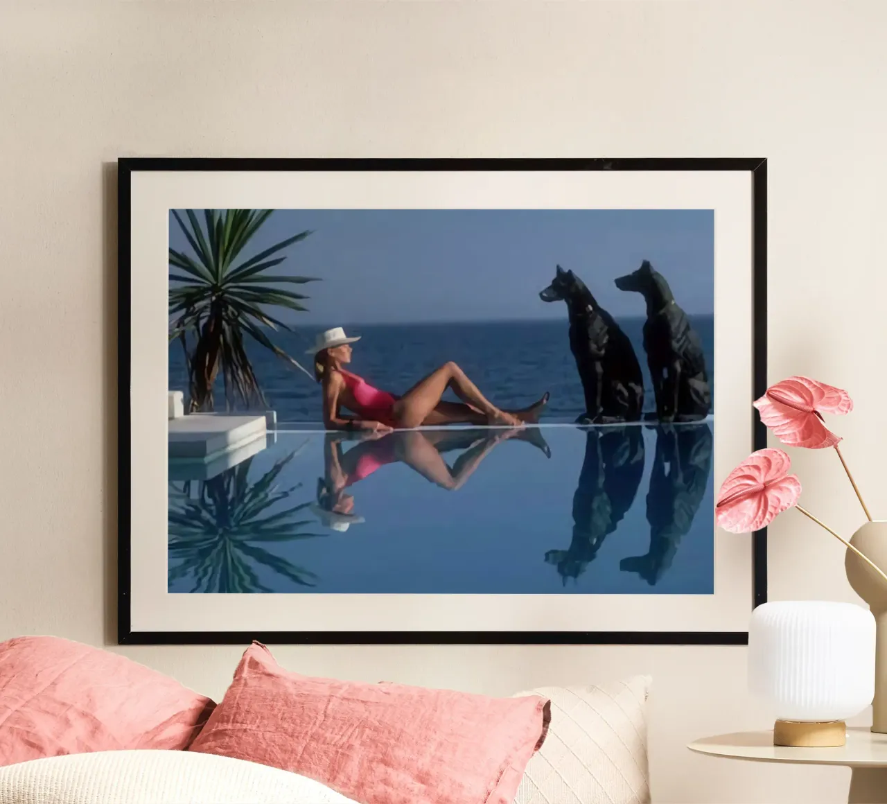 Slim Aarons - Bikini am Pool und zwei schwarze Hunde Poster mit Kunststoffrahmen von The Poster UK