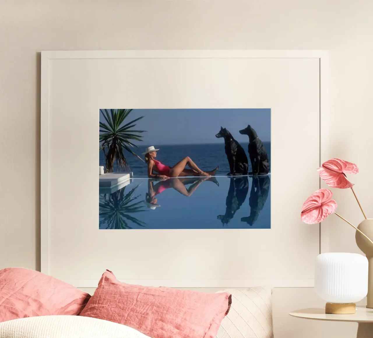 Slim Aarons - Bikini am Pool und zwei schwarze Hunde Poster mit Kunststoffrahmen von The Poster UK