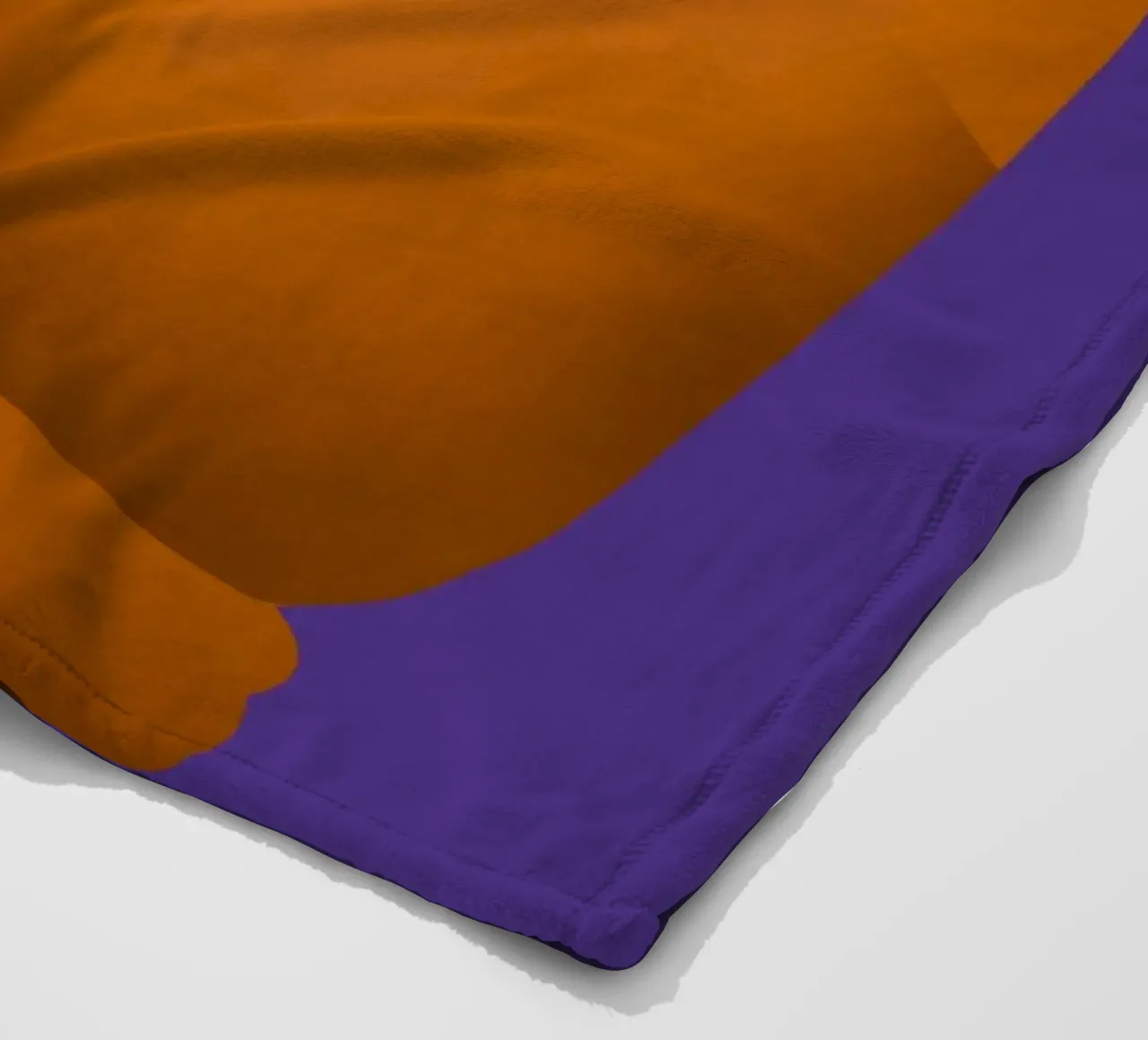 Forma umana reclinata coperta in pile da Little Dean