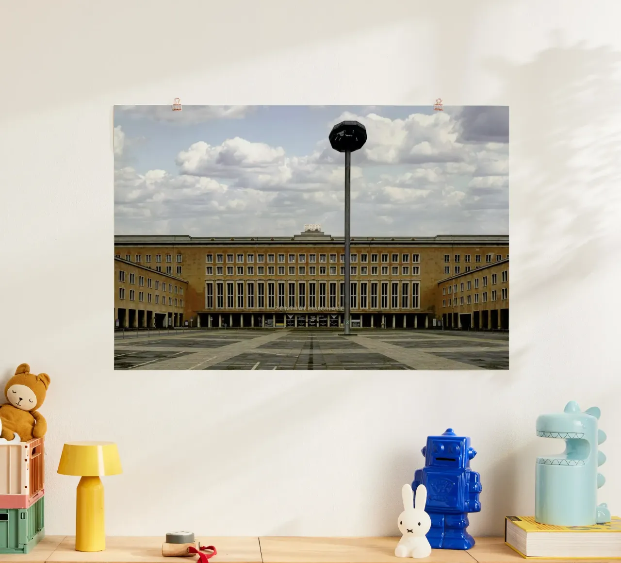 Zentralflughafen poster avec cadre en bois de Michael Belhadi