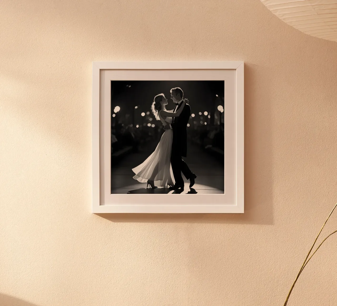 Ballare al buio a Central Park poster con telaio in plastica da Anita's Dream
