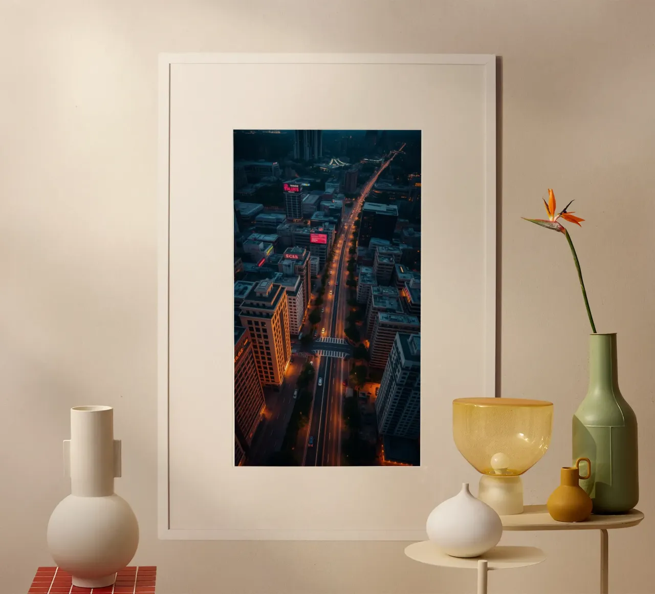 Skyline urbano serale con luci che illuminano le strade della città poster con telaio in alluminio da DesignDoodle