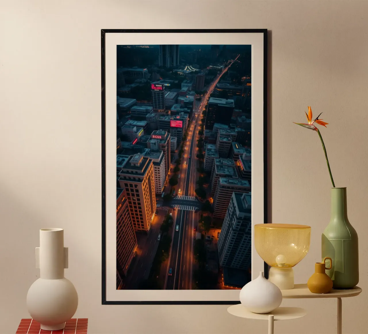 Skyline urbano serale con luci che illuminano le strade della città poster con telaio in alluminio da DesignDoodle