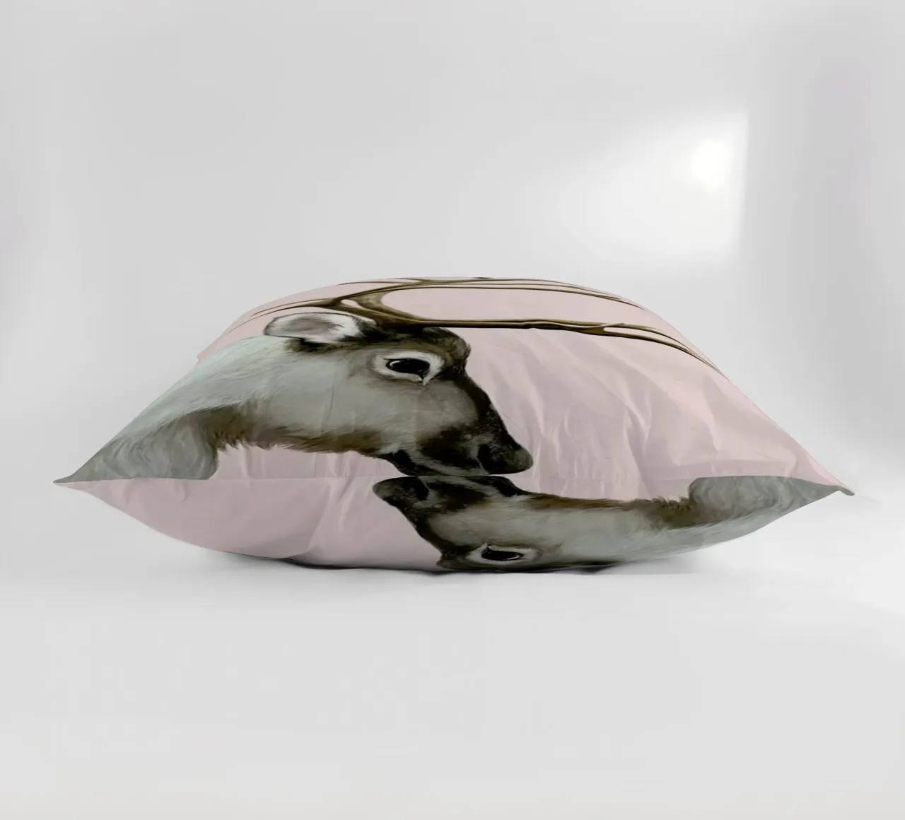 Reindeer And Rabbit cuscino da Laura Graves