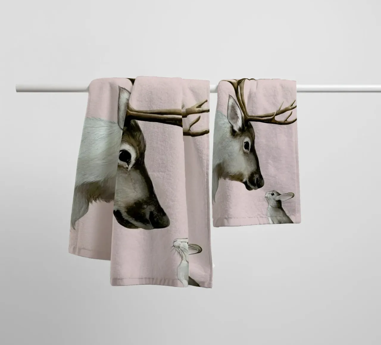 Reindeer And Rabbit asciugamano da bagno da Laura Graves