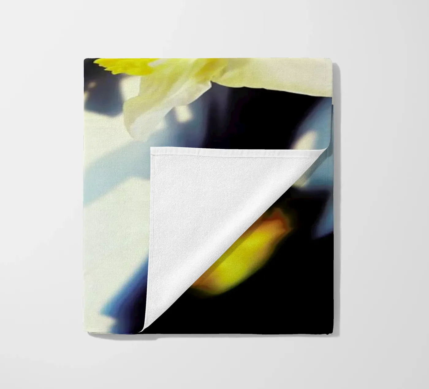 Daffodil beach towel by Angelo Cerantola