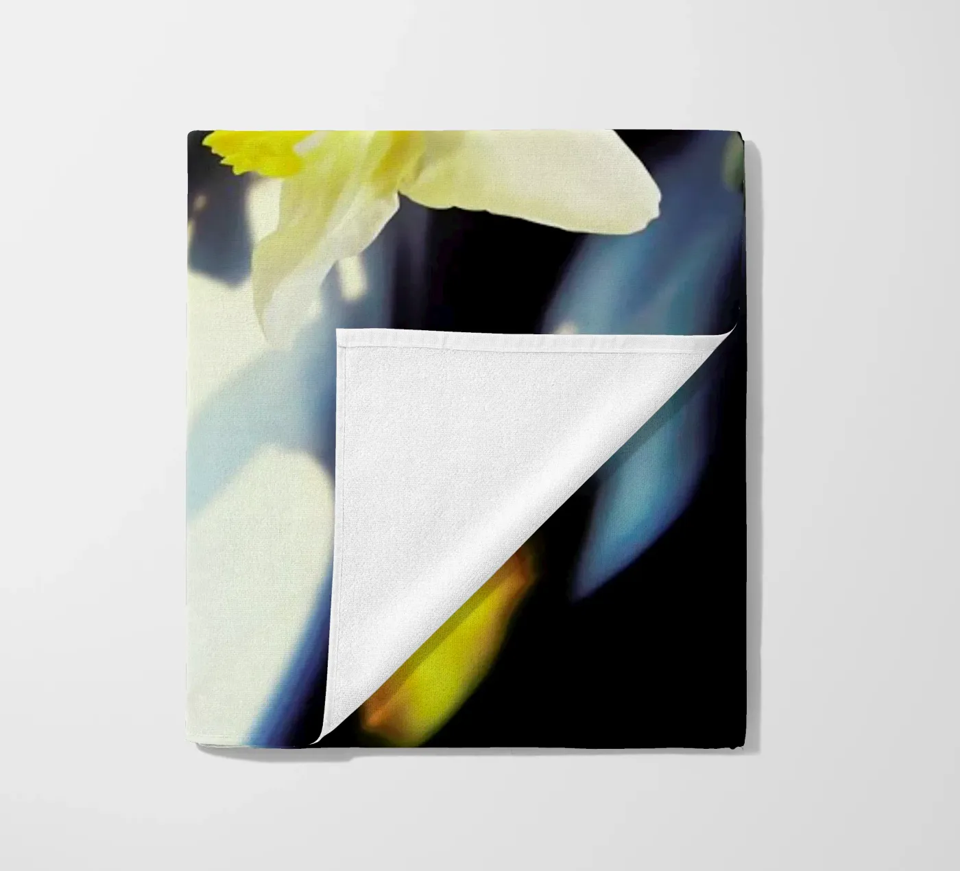 Daffodil beach towel by Angelo Cerantola