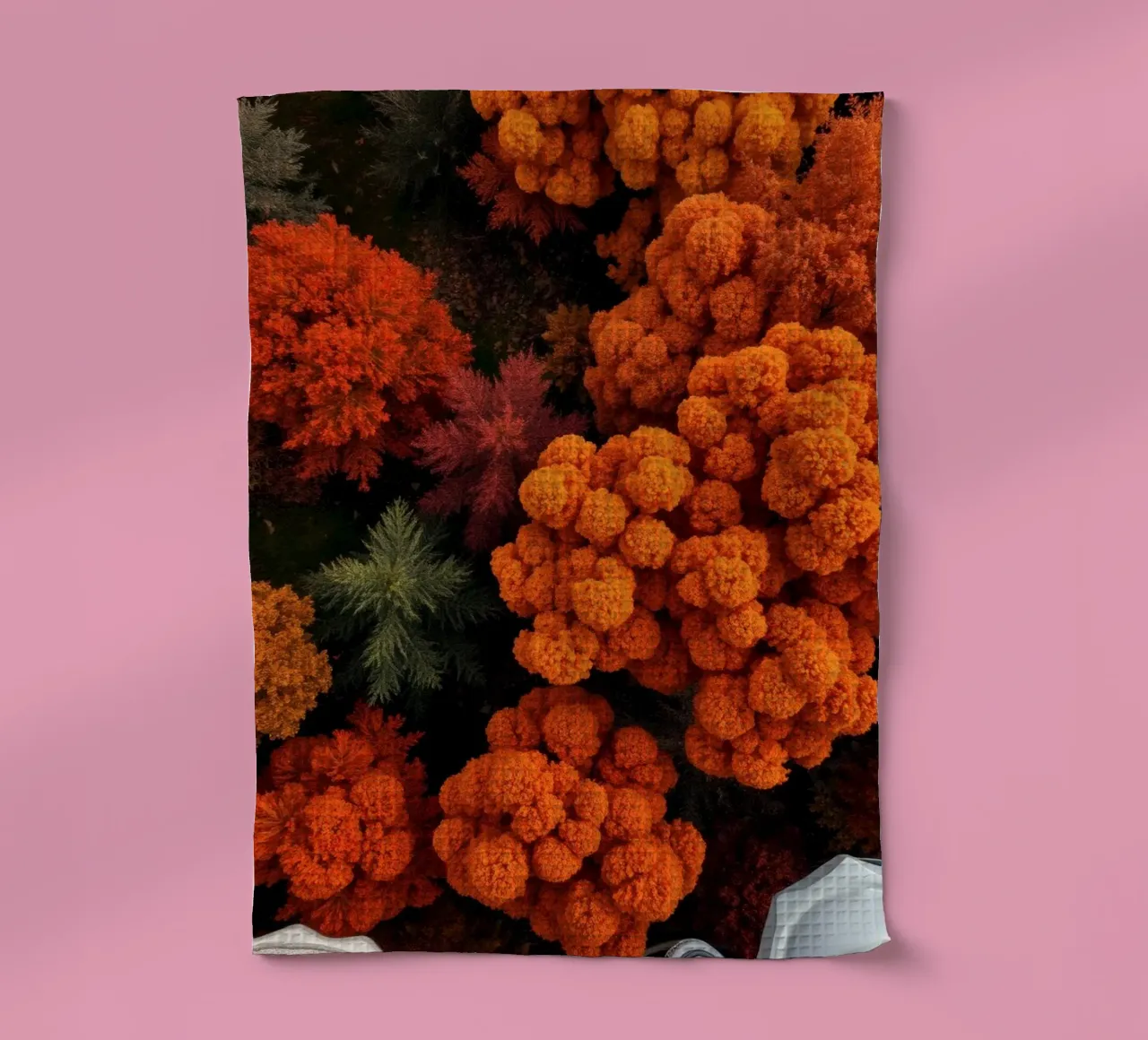 le feuillage d'automne crée une toile de fond chaleureuse torchon de DesignDoodle