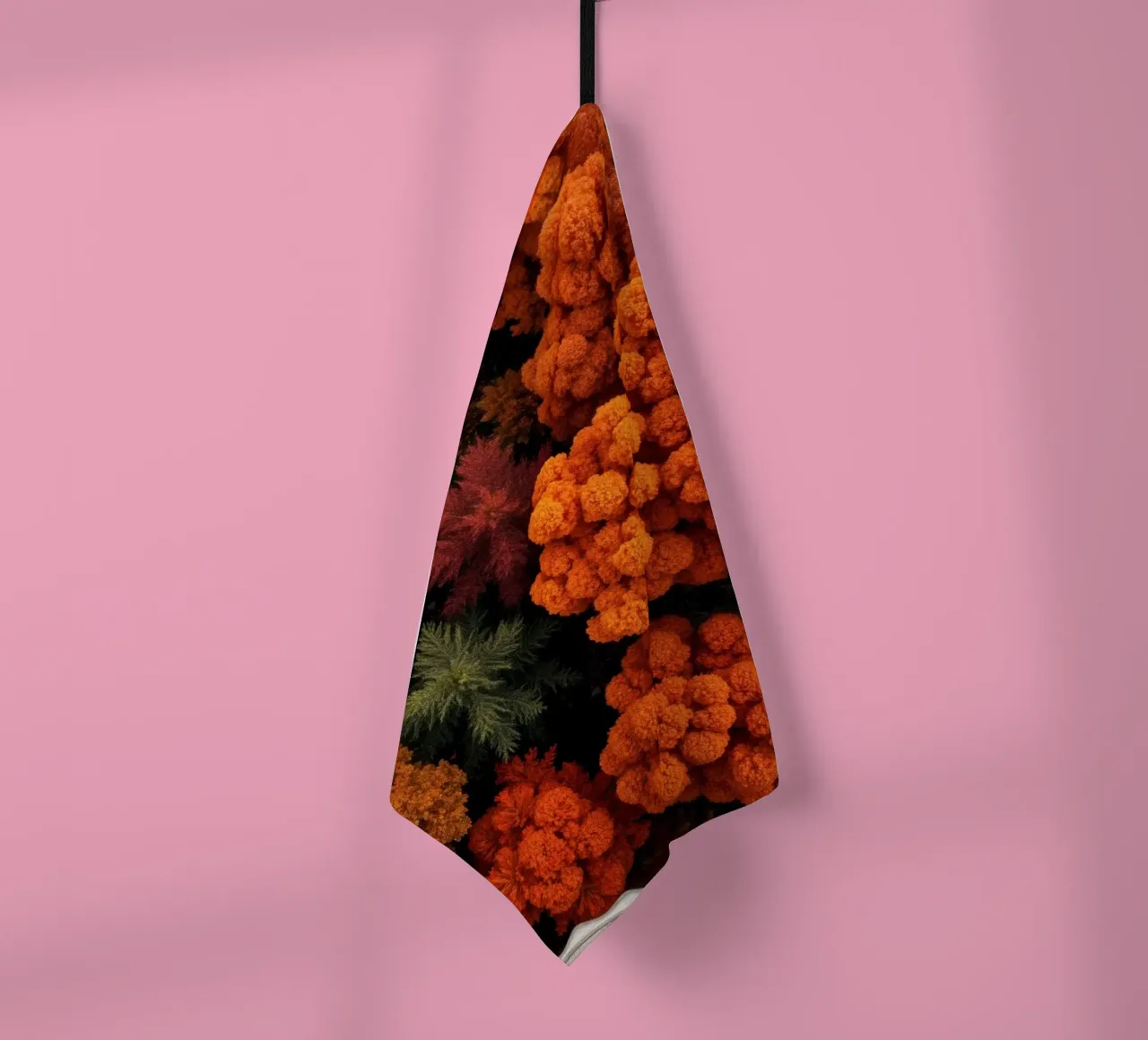 le feuillage d'automne crée une toile de fond chaleureuse torchon de DesignDoodle