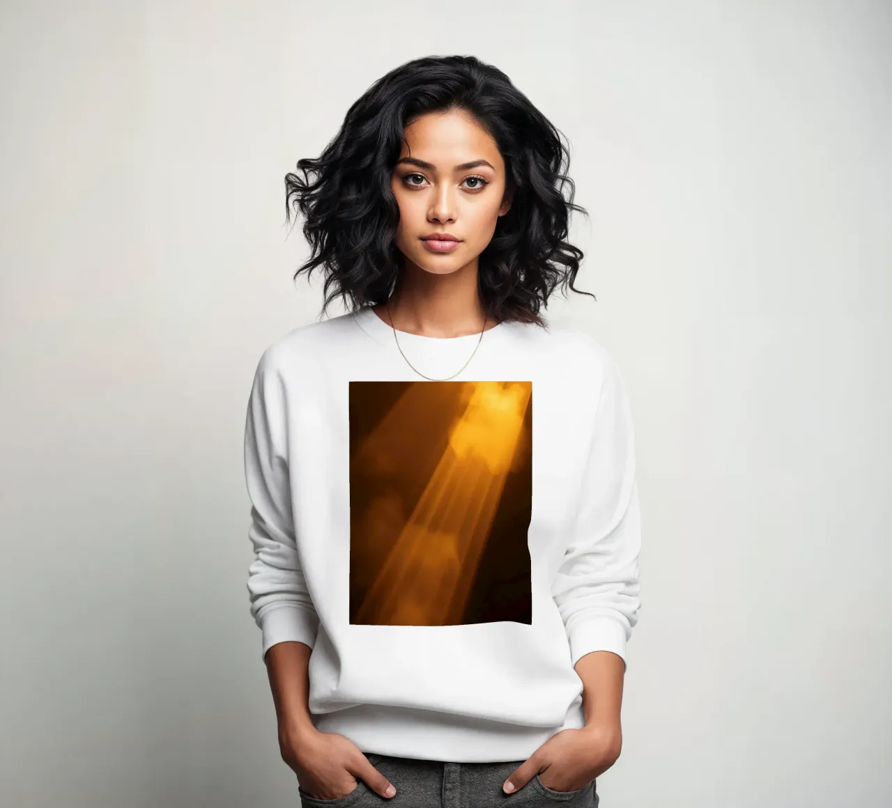 Rayons de lumière abstraits et chauds filtrant à travers un espace sombre sweat de DesignDoodle