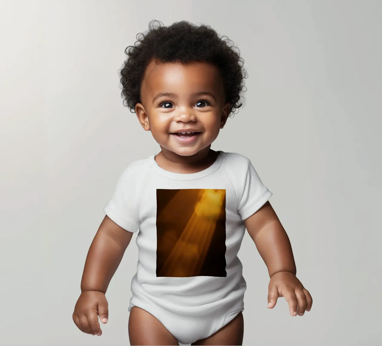 Rayons de lumière abstraits et chauds filtrant à travers un espace sombre body bébé de DesignDoodle