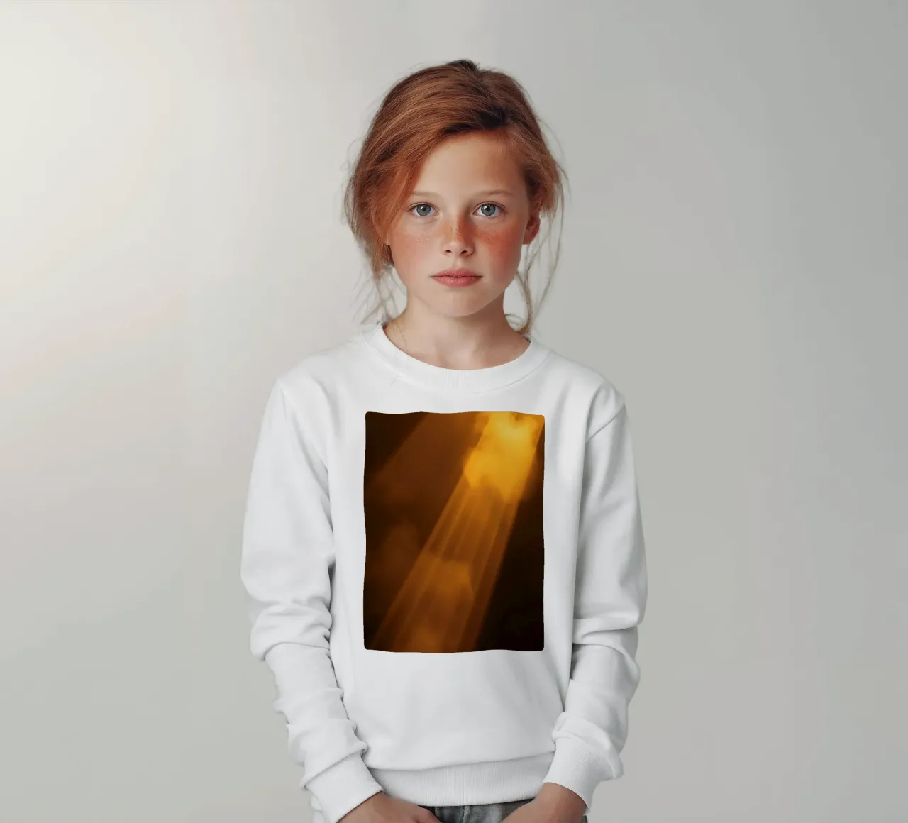 Rayons de lumière abstraits et chauds filtrant à travers un espace sombre sweat enfant de DesignDoodle