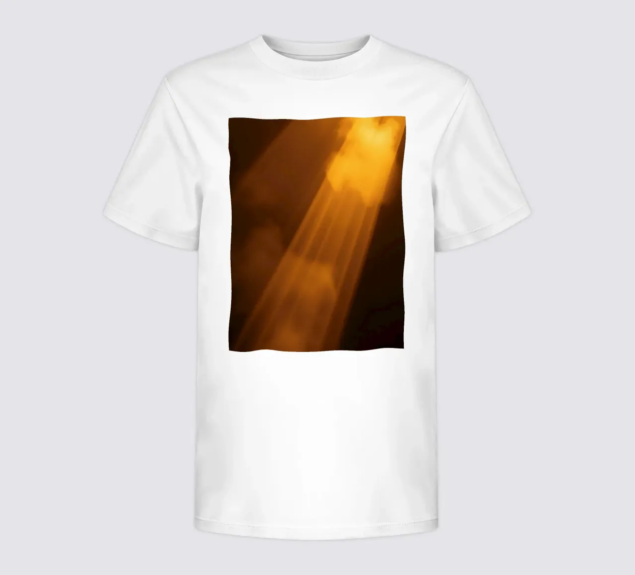 Rayons de lumière abstraits et chauds filtrant à travers un espace sombre t-shirt enfant de DesignDoodle
