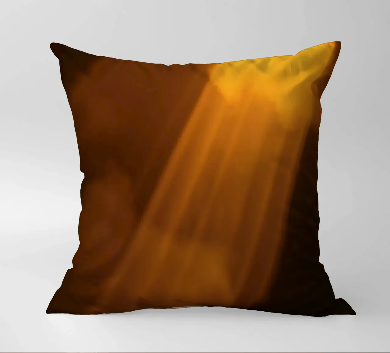 Rayons de lumière abstraits et chauds filtrant à travers un espace sombre coussin de DesignDoodle