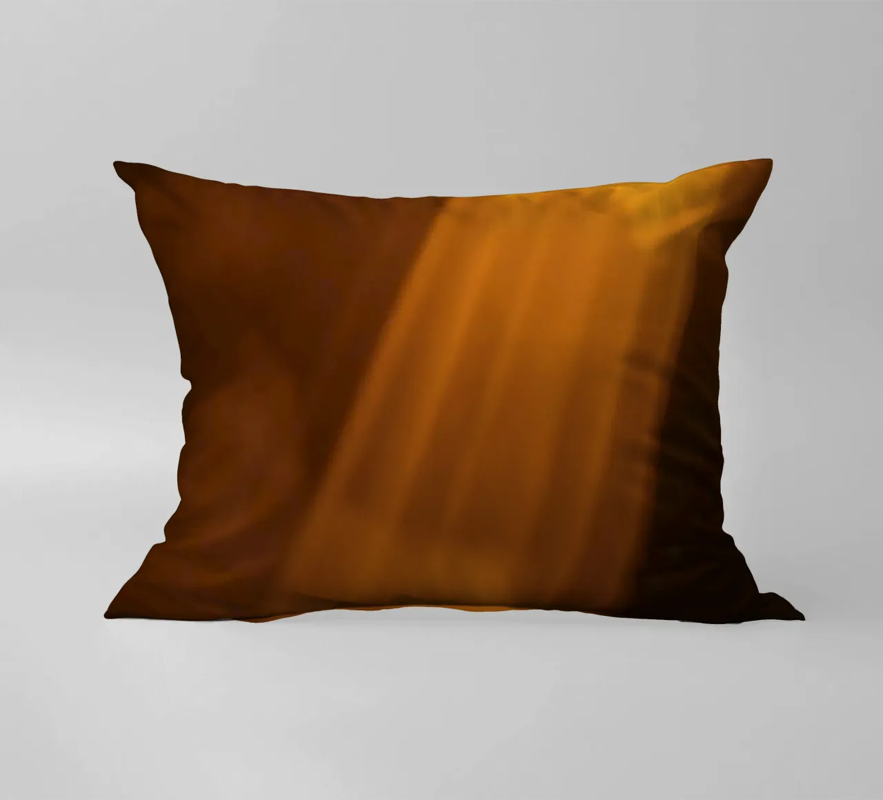 Rayons de lumière abstraits et chauds filtrant à travers un espace sombre coussin de DesignDoodle
