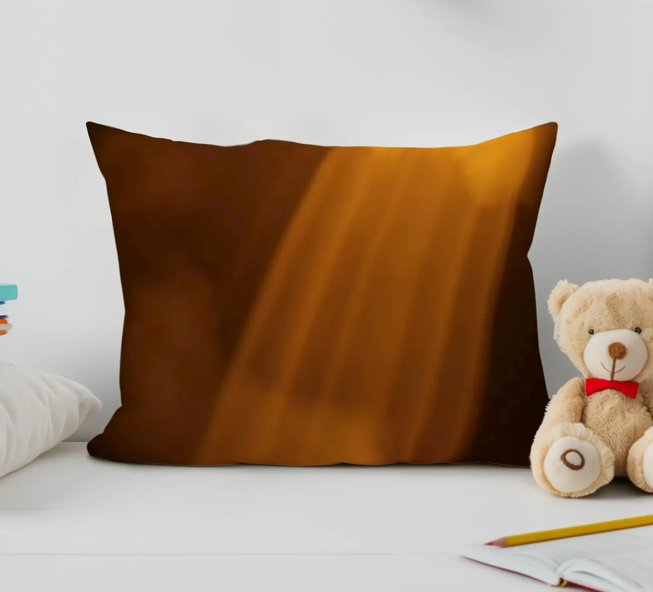 Rayons de lumière abstraits et chauds filtrant à travers un espace sombre coussin de DesignDoodle