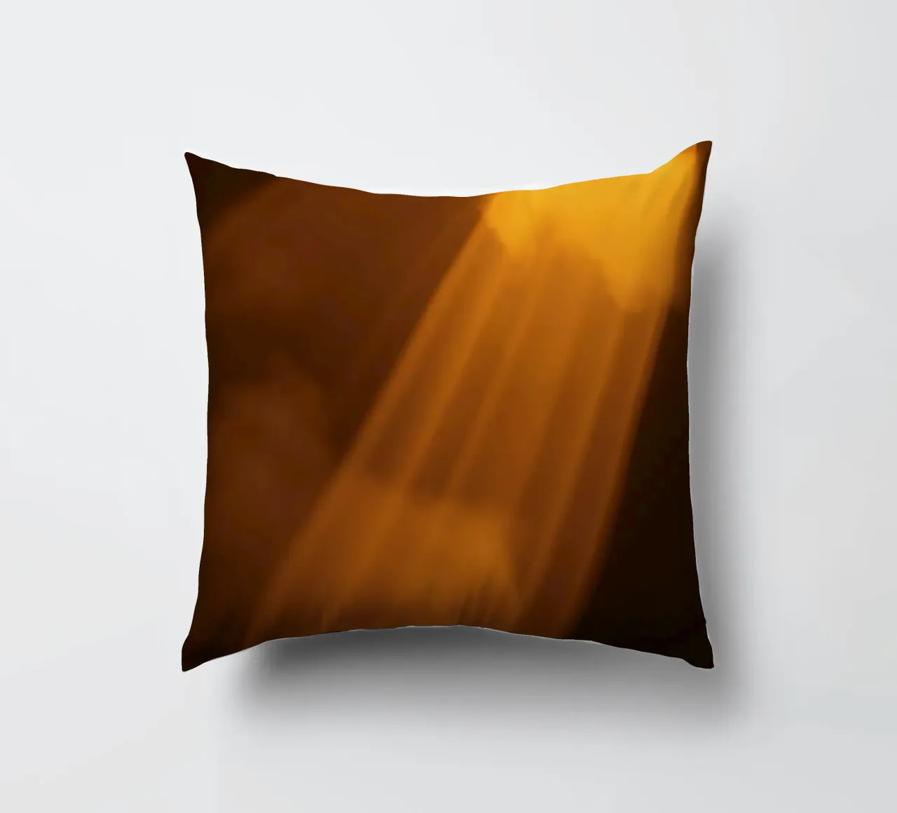 Rayons de lumière abstraits et chauds filtrant à travers un espace sombre coussin de DesignDoodle