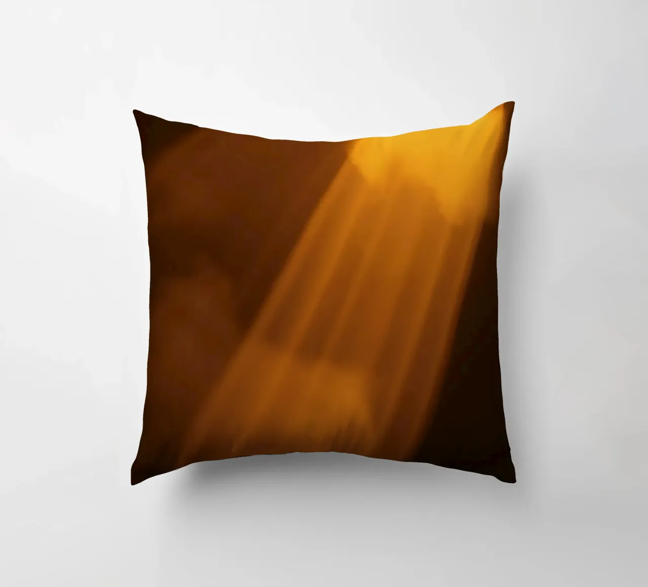 Rayons de lumière abstraits et chauds filtrant à travers un espace sombre coussin de DesignDoodle