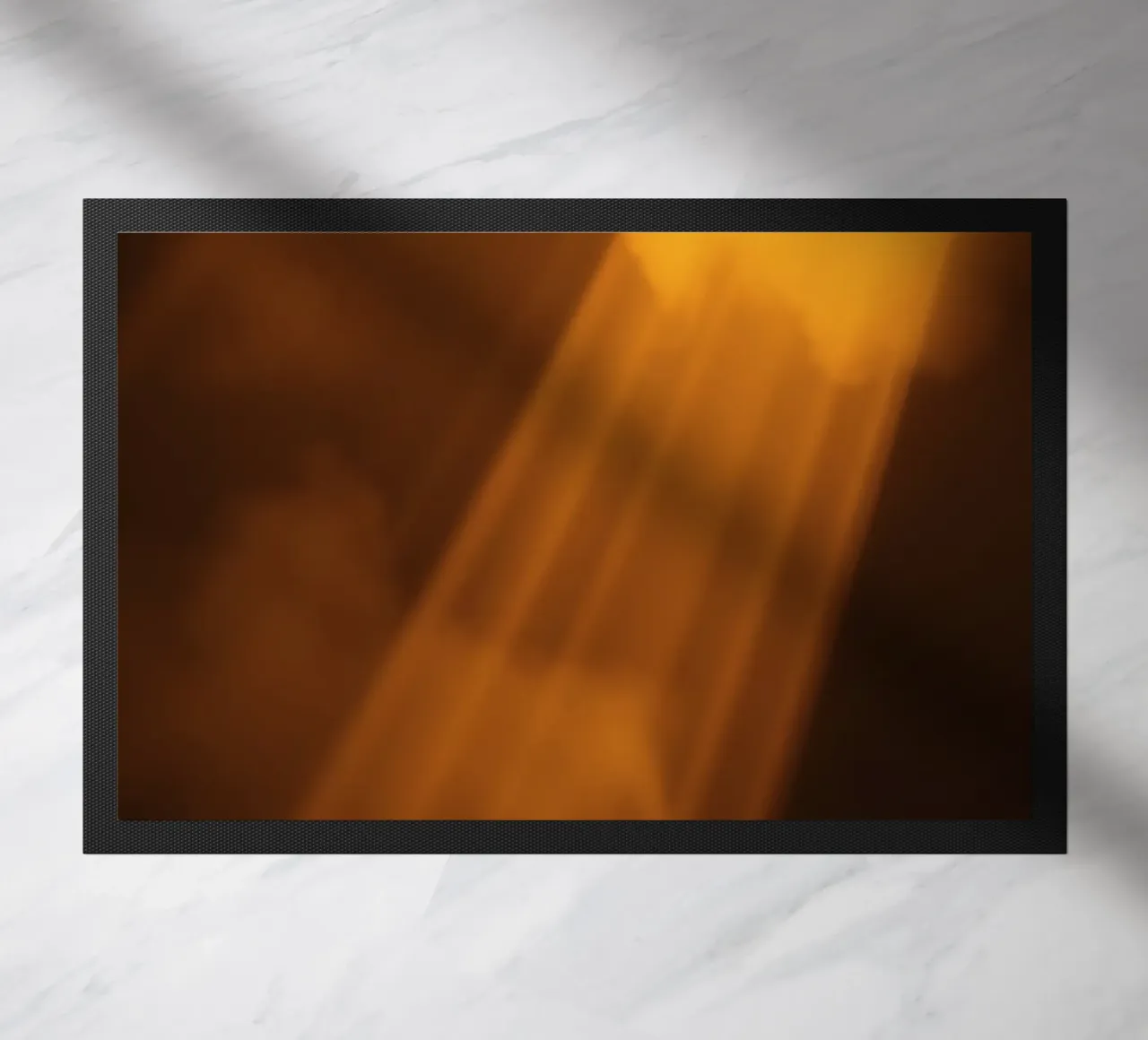 Rayons de lumière abstraits et chauds filtrant à travers un espace sombre paillasson de DesignDoodle