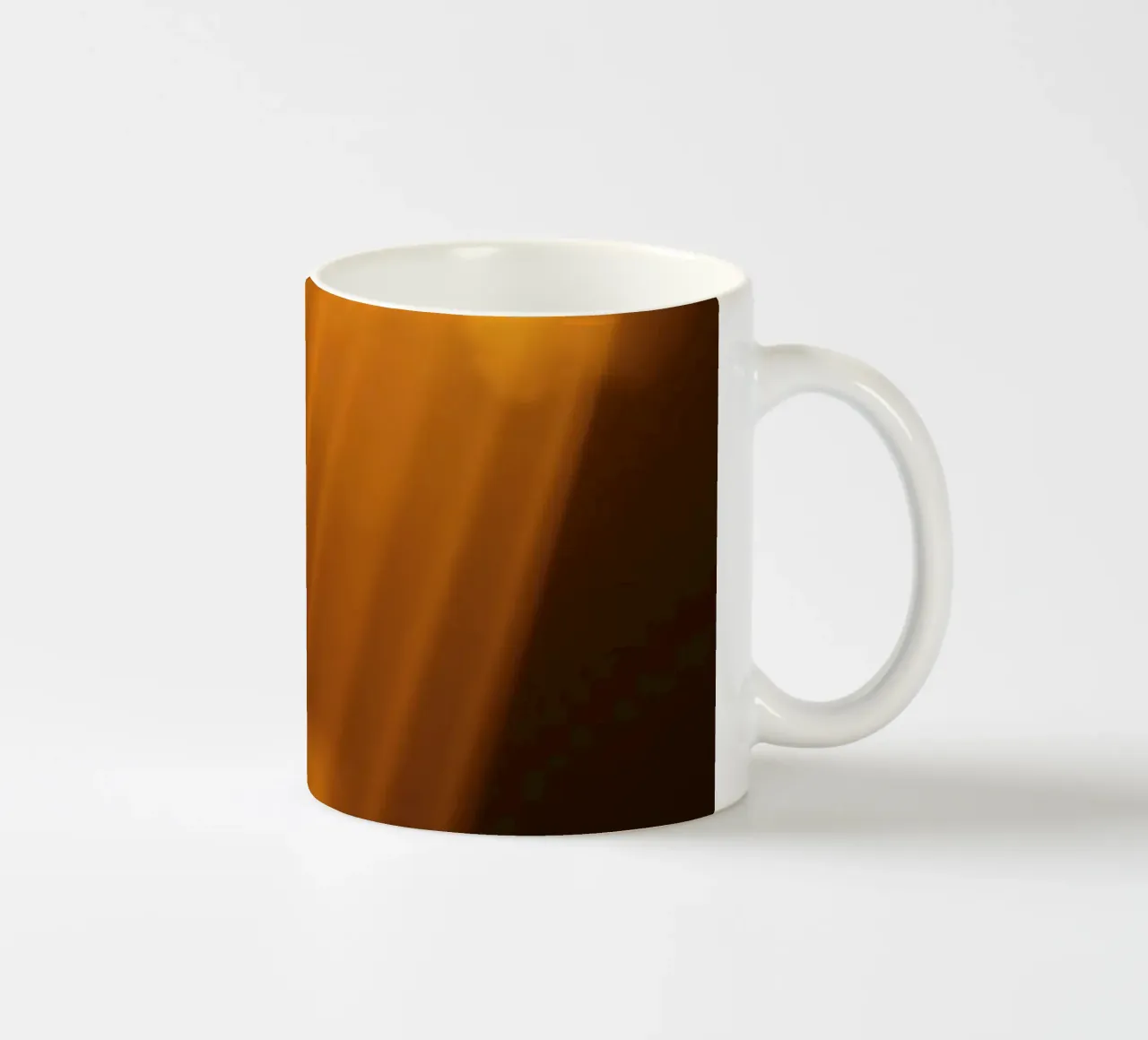 Rayons de lumière abstraits et chauds filtrant à travers un espace sombre mug en céramique de DesignDoodle