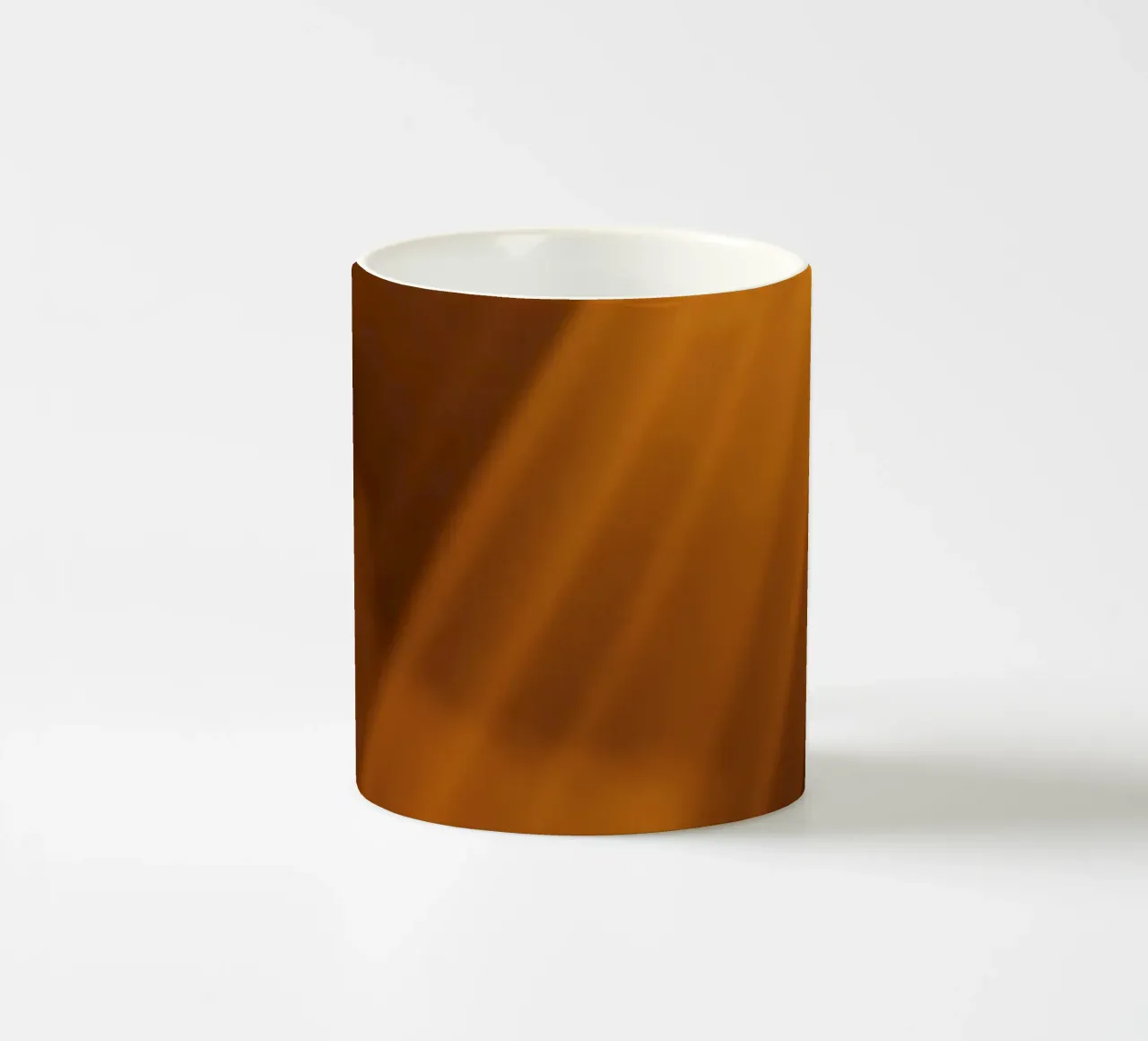 Raggi di luce calda astratti che filtrano attraverso uno spazio buio tazza in ceramica da DesignDoodle