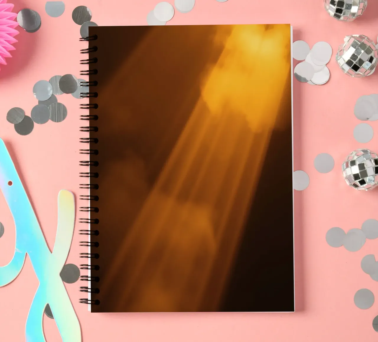 Rayons de lumière abstraits et chauds filtrant à travers un espace sombre carnet à spirale de DesignDoodle