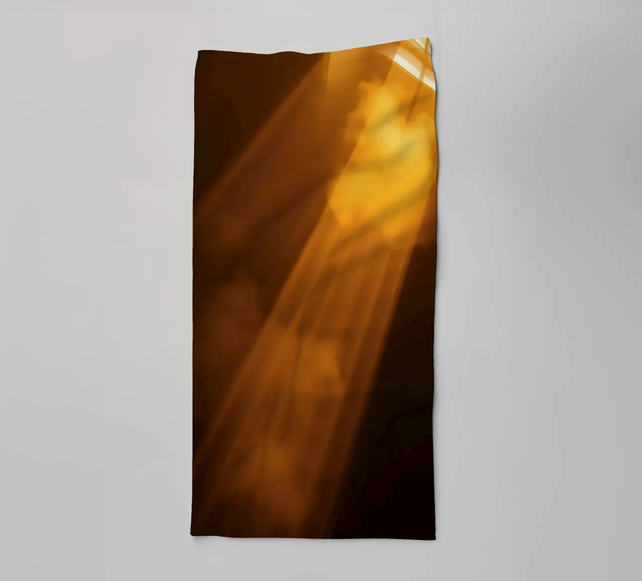 Rayons de lumière abstraits et chauds filtrant à travers un espace sombre serviette de bain de DesignDoodle