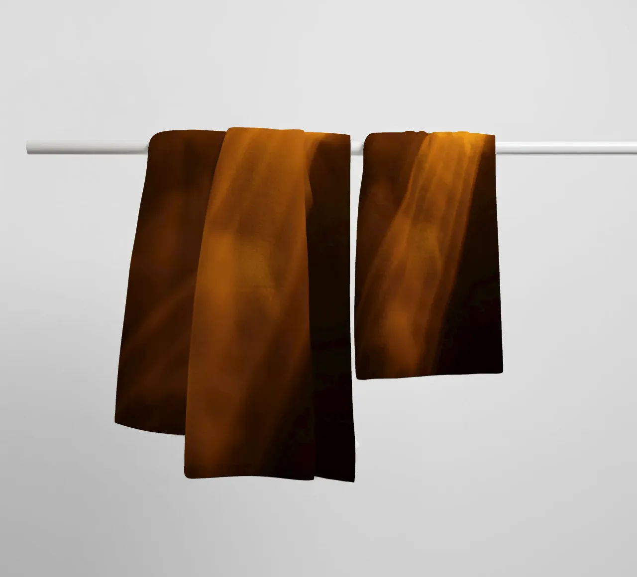 Rayons de lumière abstraits et chauds filtrant à travers un espace sombre serviette de bain de DesignDoodle