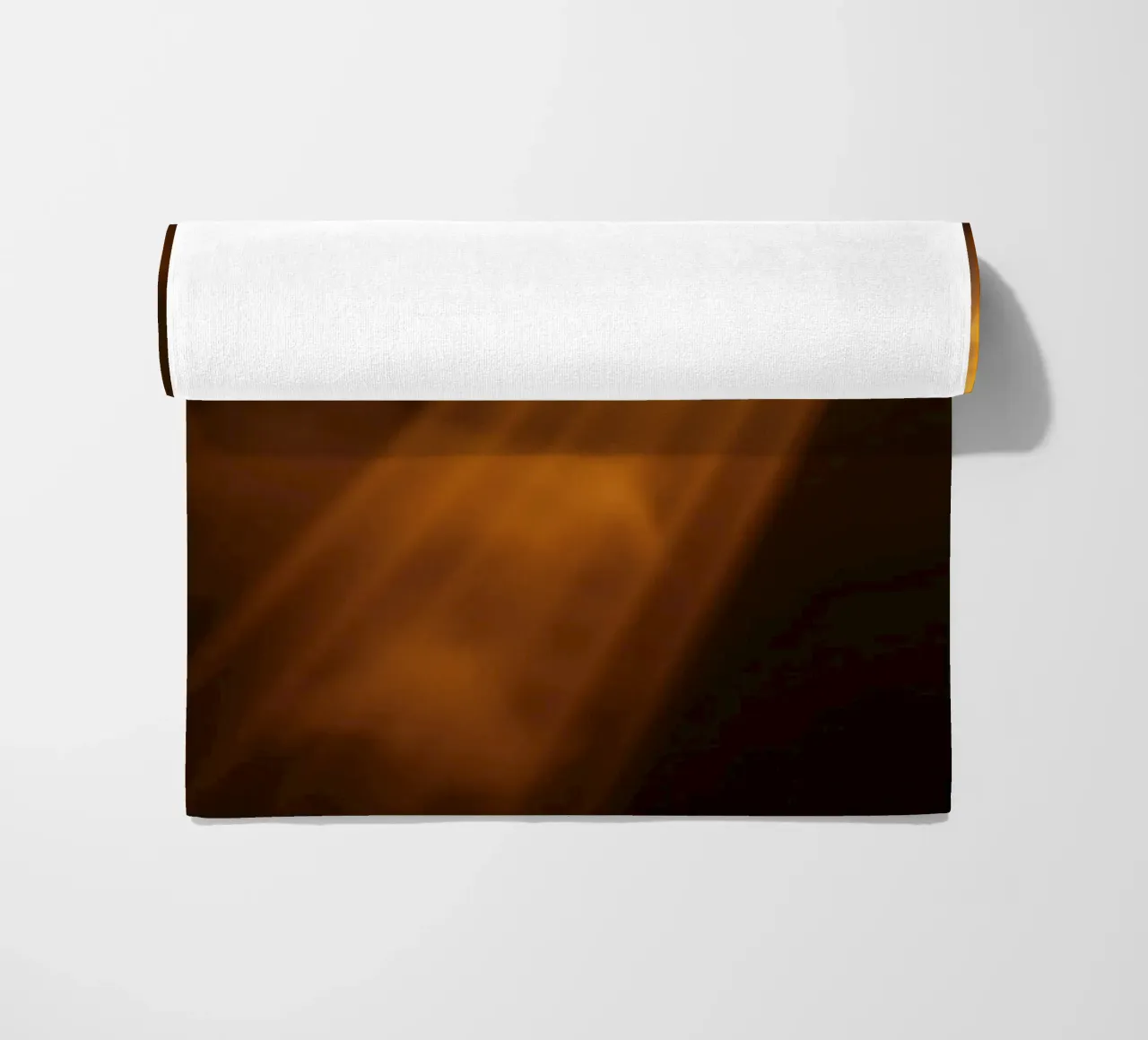 Rayons de lumière abstraits et chauds filtrant à travers un espace sombre serviette de plage de DesignDoodle