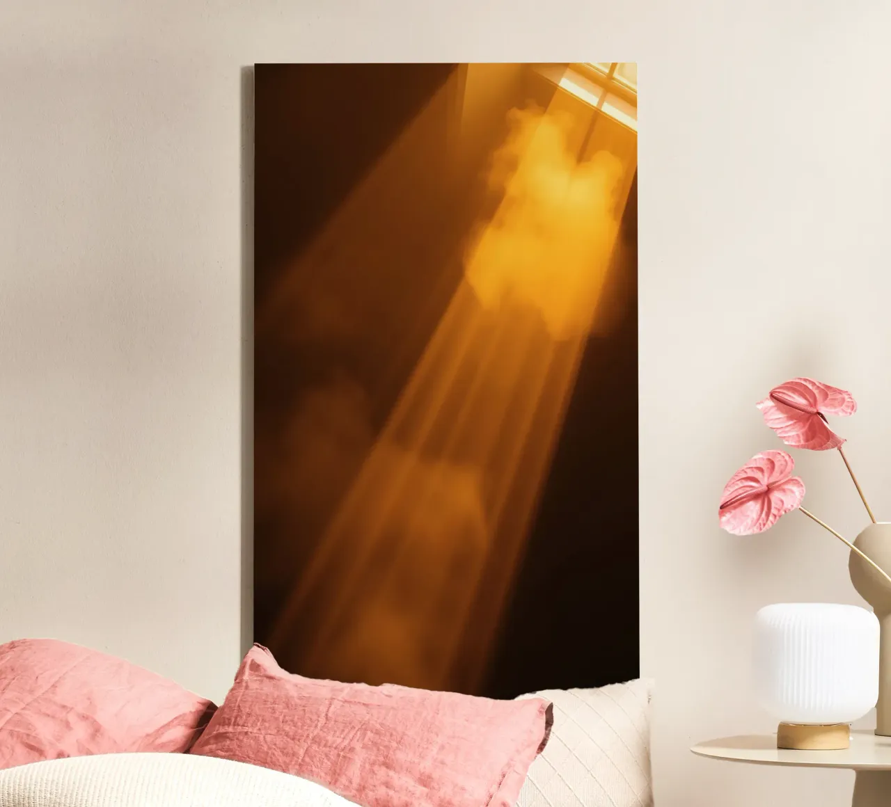 Rayons de lumière abstraits et chauds filtrant à travers un espace sombre toile de DesignDoodle
