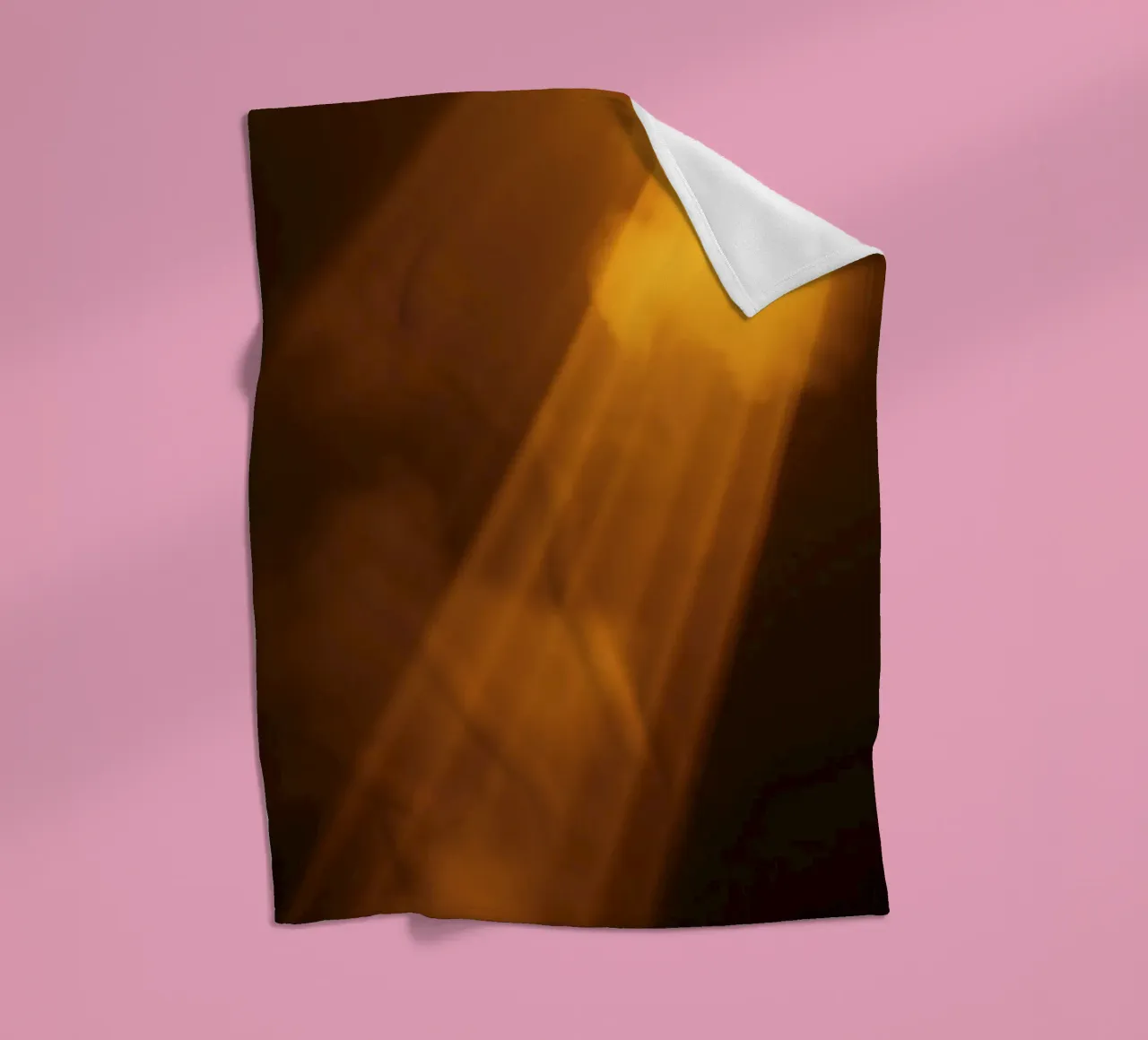 Rayons de lumière abstraits et chauds filtrant à travers un espace sombre plaid polaire de DesignDoodle