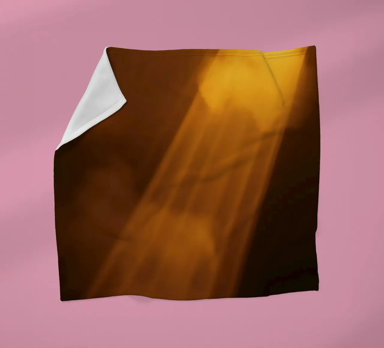 Rayons de lumière abstraits et chauds filtrant à travers un espace sombre plaid polaire de DesignDoodle